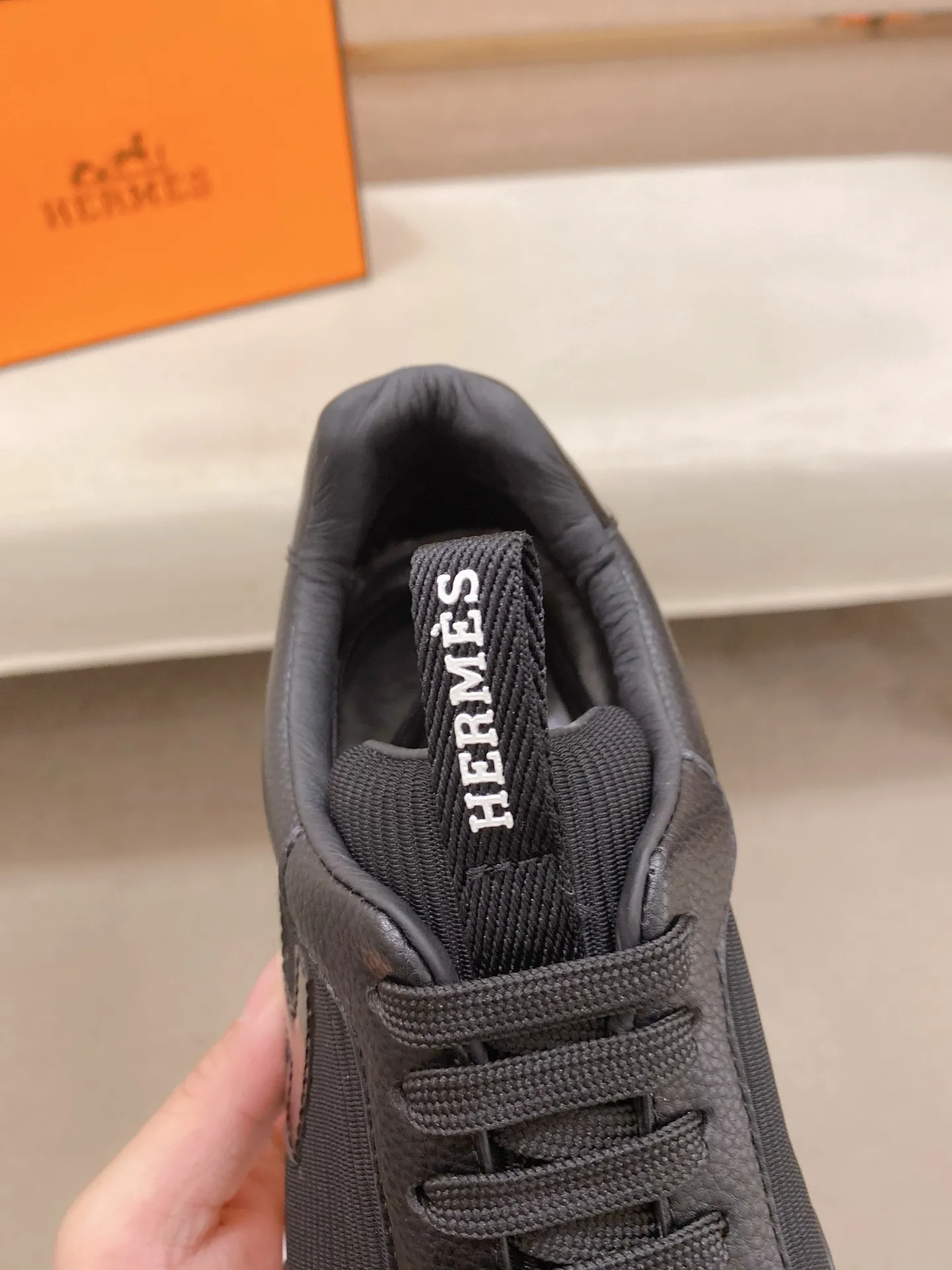 Ex-factory price: 460💰《HERMES》【Classic original single version】Hermès; top 🔝purchasing agent🔍🔍men's latest 🇺🇸 counter sales simultaneously, imported from Italy original ▲▲cowhide ▲▲ (high-end, nobility, class) ) Exquisite workmanship (Italian 🇮🇹 imported water-dyed 🐂 cowhide lining) sole: original sole provided by the original factory, ⚠️exclusive double-layer activity·TPR·rubber·combined molded outsole; super comfortable·wear-resistant·non-slip·environmental protection The real thing is more beautiful if you take the real thing (high quality, follow the order). You can enter and exit the counter at will * Number of yards: 38-44 (45 can be customized and cannot be returned or exchanged)